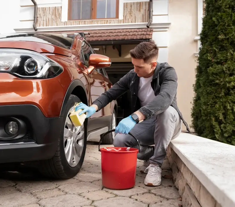 Lavage auto à domicile Saint-Georges-les-Landes : professionnel intervenant sur un véhicule